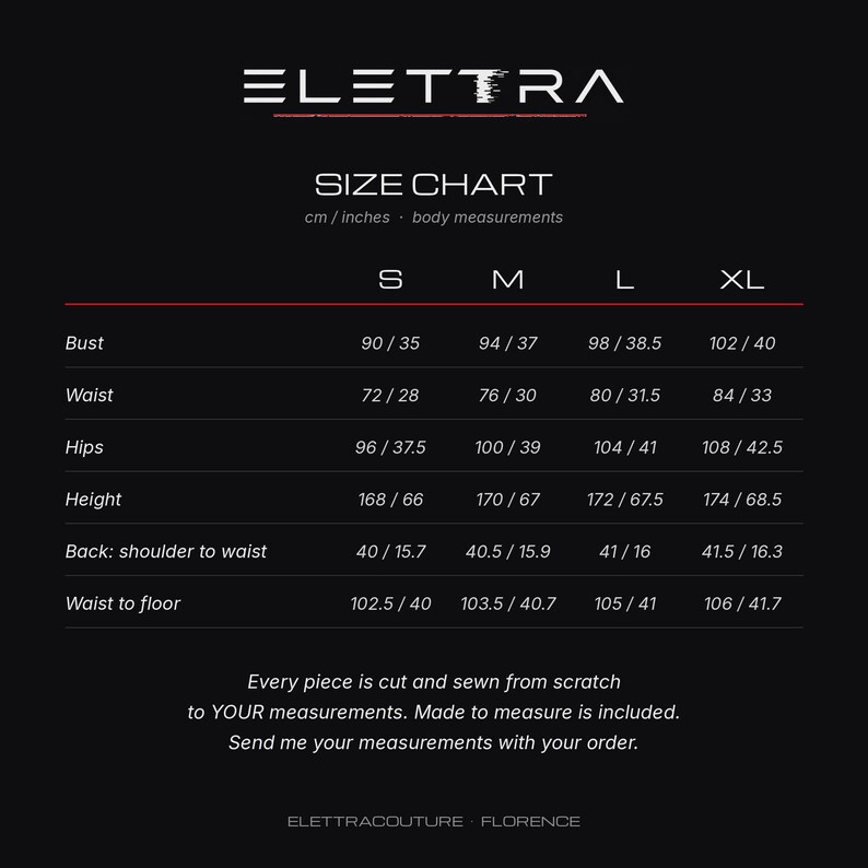 Puede incluir: Una tabla de tallas negra de Elettra con texto blanco. Enumera las medidas corporales en cm y pulgadas para las tallas S, M, L y XL, incluyendo busto, cintura, caderas, altura, espalda y cintura al suelo. Las piezas se cortan a medida.