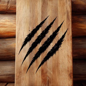 Può includere: Un tagliere rettangolare in legno con finitura marrone chiaro. Quattro segni di artigli neri sono in diagonale sulla tavola. I segni degli artigli hanno un aspetto frastagliato e strutturato, con piccole macchie nere intorno.