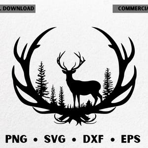 Peut inclure: Silhouette noire d'un cerf avec de grands bois, encadrée par un motif de bois stylisé. L'image comprend des pins et le texte "TÉLÉCHARGEMENT NUMÉRIQUE" et "UTILISATION COMMERCIALE". Types de fichiers : PNG, SVG, DXF et EPS.