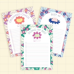 Puede incluir: Tres blocs de notas de listas de tareas coloridos con diseños florales e ilustraciones caprichosas. Cada bloc de notas presenta una frase diferente: "Organised Chaos", "Busy AF" y "Doing My Best". Los blocs de notas tienen espacio para la fecha y una lista de verificación.