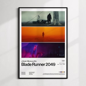 Könnte beinhalten: Gerahmtes Poster für den Film "Blade Runner 2049" von Denis Villeneuve. Das Poster zeigt drei horizontale Bilder aus dem Film, mit dem Titel und den Credits unten. Die Farbpalette umfasst Farbtöne von Orange, Blau und Grau.