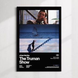 Pode incluir: Um cartaz de filme emoldurado para "The Truman Show". O cartaz apresenta três cenas do filme, incluindo um homem ao telefone, um veleiro na água e um homem subindo uma escada. O título está em texto branco sobre um fundo preto.