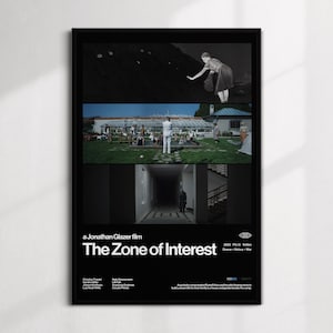 Op de afbeelding: Een ingelijste filmposter voor "The Zone of Interest" toont drie filmstills. De titel is wit, met de naam van de regisseur erboven. De poster bevat filmcredits en een classificatie.