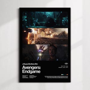 Może przedstawiać: Czarny oprawiony plakat filmowy dla Avengers: Endgame. Plakat zawiera trzy sceny z filmu i tytuł w białym tekście. Plakat zawiera również nazwiska reżyserów i aktorów.