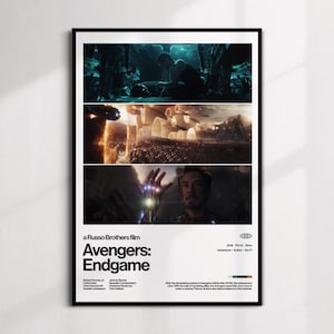 Może przedstawiać: Oprawiony plakat filmowy do filmu "Avengers: Endgame" z trzema scenami akcji. Plakat zawiera tytuł filmu, napisy i krótkie streszczenie fabuły. Paleta kolorów obejmuje odcienie niebieskiego, pomarańczowego i szarego.