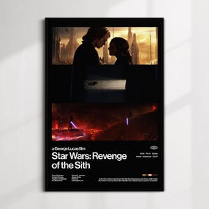 Op de afbeelding: Zwart ingelijste filmposter voor Star Wars: Revenge of the Sith. De poster toont scènes uit de film, waaronder een stel in silhouet tegen een zonsondergang en een lichtzwaardgevecht. Tekst bevat de filmtitel en credits.