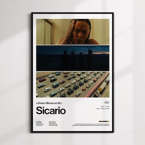 Pode incluir: Um cartaz emoldurado do filme "Sicario" de Denis Villeneuve. O cartaz apresenta três cenas do filme, com o título em letras brancas em negrito. O cartaz inclui o ano de lançamento e o gênero do filme.