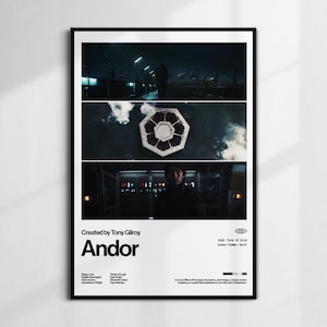以下が含まれることがあります： 映画「Andor」の3つのシーンをフィーチャーしたフレーム入りポスター。ポスターには映画のタイトル、クリエイターの名前、その他のテキストが含まれています。シーンは、暗く工業的な環境と宇宙船を描いています。