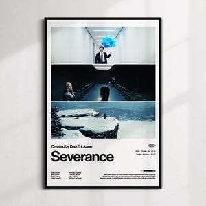 Può includere: Un poster incorniciato con scene della serie TV "Severance". Il poster presenta tre pannelli orizzontali con immagini di un uomo con palloncini, un lungo tavolo e un paesaggio innevato. Il titolo "Severance" è ben visibile.