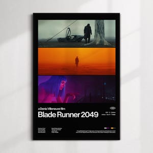 以下が含まれることがあります： 映画『ブレードランナー2049』のフレーム入りポスター。3つの異なるシーンが特徴です。上部のシーンは木の近くにいる人物、中央のシーンはオレンジ色の風景の中の孤独な人物、下部のシーンは青い髪の女性です。映画のタイトルがはっきりと表示されています。