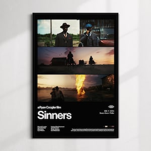 Puede incluir: Un póster de película enmarcado para "Sinners" de Ryan Coogler, con un borde negro. El póster muestra tres fotogramas de la película y el título en blanco. La sección inferior incluye los créditos de la película y una breve sinopsis.