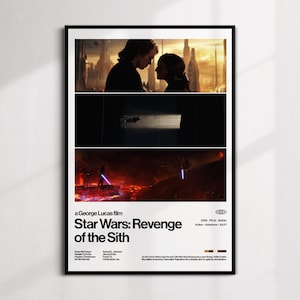 Op de afbeelding: Een ingelijste poster van Star Wars: Revenge of the Sith. De poster toont drie scènes uit de film. De titel en credits staan onderaan. De poster zit in een zwarte lijst en hangt aan een witte muur.