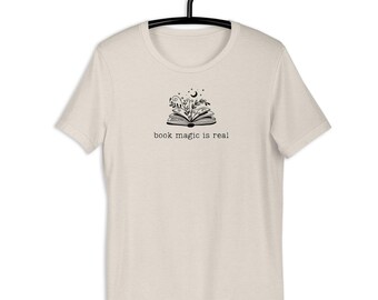 Camiseta unisex "La magia de los libros es real" de Bookish BookTok