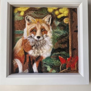 Zorro de fieltro con aguja en un bosque otoñal – Arte de fibra de lana en marco blanco – Decoración de pared con animales del bosque –