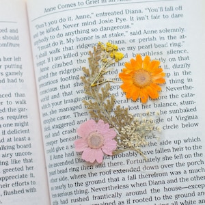 Mini Pressed Flower Bookmark – Handmade Botanical Bookmark – Real Pressed Flowers – Nature Bookmark Gift – Book Lover Gift