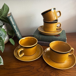 Juego de 4 tazas y platillos de gres vintage de los años 70, colección Designer's Collection, estampado miel, color amarillo mostaza, estilo japonés de mediados de siglo.