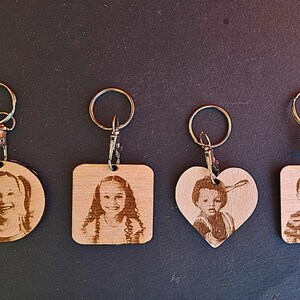 Porte-clé personnalisé en bois – Gravure sur-mesure | Formes : rond, cœur, carré, rectangle | Cadeau unique
