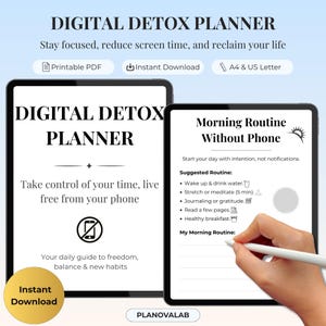 以下が含まれることがあります： タブレットに表示されたデジタルデトックスプランナー。テキストは「DIGITAL DETOX PLANNER」と「時間をコントロールし、携帯電話から解放された生活を」です。プランナーにはモーニングルーティンガイドが含まれており、即時ダウンロードできます。