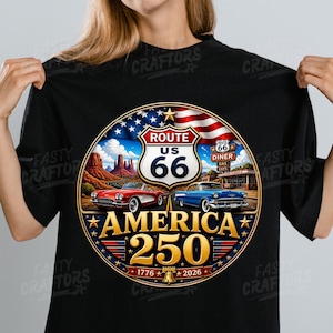 K&ouml;nnte beinhalten: Ein schwarzes T-Shirt mit einem kreisf&ouml;rmigen Motiv, das ein Route 66-Schild, ein rotes Cabrio, ein blaues Oldtimer-Auto, eine W&uuml;stenlandschaft und eine US-Flagge zeigt. Der Text lautet Route US 66, Route 66 Diner, America 250 und 1776-2026.