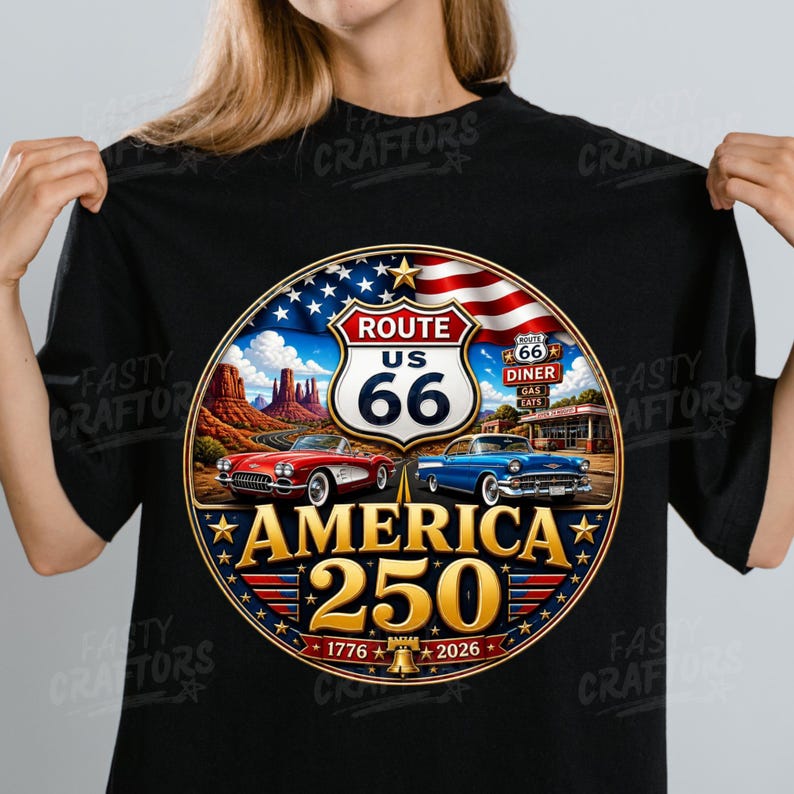 K&ouml;nnte beinhalten: Ein schwarzes T-Shirt mit einem kreisf&ouml;rmigen Motiv, das ein Route 66-Schild, ein rotes Cabrio, ein blaues Oldtimer-Auto, eine W&uuml;stenlandschaft und eine US-Flagge zeigt. Der Text lautet Route US 66, Route 66 Diner, America 250 und 1776-2026.