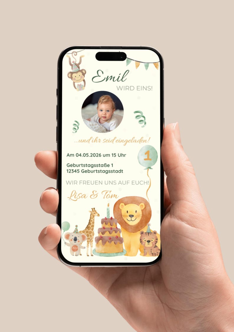Könnte beinhalten: Ein Smartphone zeigt eine Geburtstagseinladung mit einer Aquarellillustration. Die Einladung zeigt ein Babyfoto, den Namen "Emil" und den Text "WIRD EINS!" und "...und ihr seid eingeladen!" mit Datum und Uhrzeit. Das Design beinhaltet Tiere.