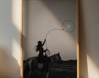 Lámina artística de vaquera lazando bajo la luna / Escena ecuestre en blanco y negro (Descarga digital)