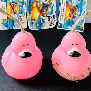 Flamingo Quietscheenten, Kreuzfahrtente, Jeep Ente, niedliche Verzierungen, Kindergeschenke, lustige Geschenke, Sie wurden getugt, Kreuzfahrt-Dekor, hängende Enten, Sommer