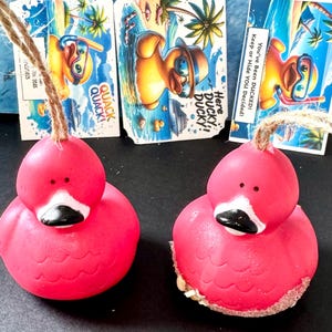 Pinke Flamingos, Gummiflamingo, Kreuzfahrt Ente, Jeep Ente, Flamingo Ornamente, Kindergeschenk, lustige Geschenke, Kreuzfahrt Dekor, Sommer Dekor, echter Sand