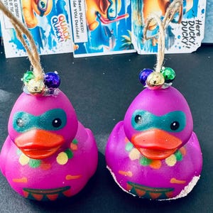 Gummienten mit Tags, Karneval Ente, Kreuzfahrt Ente, Jeep Ente, niedliche Verzierungen, Kindergeschenke, lustige Geschenke, Kreuzfahrt Entenjagd, lila Enten