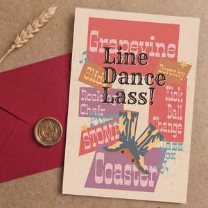Puede incluir: Una tarjeta de felicitación con las palabras "Grapevine Line Dance Lass!" y otros términos relacionados con el baile en varias fuentes y colores. La tarjeta presenta un par de botas de vaquero. Un sobre rojo con un sello de cera dorado está al lado de la tarjeta.