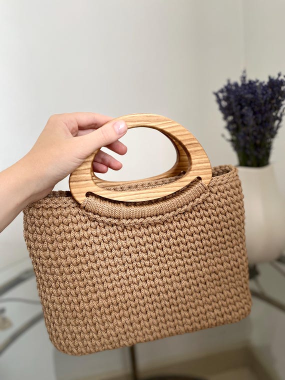 Bolso con asa de madera hecho a mano en crochet – Bolso de punto