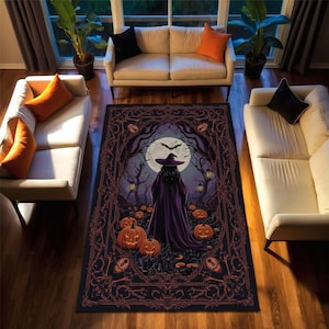 Könnte beinhalten: Rechteckiger Teppich mit Halloween-Motiv, der eine Hexe in einem lila Umhang und Hut in einem gruseligen Wald mit Kürbissen zeigt. Der Teppich hat einen dunklen Rand, einen Vollmond und Fledermäuse. Geeignet für das Wohnzimmer.