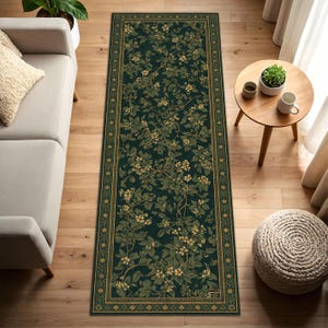 Può includere: Un tappeto runner rettangolare con sfondo verde scuro e motivo floreale. Il design presenta rami con foglie verdi e piccoli fiori gialli. Il tappeto ha un bordo dorato con un motivo geometrico ripetuto.