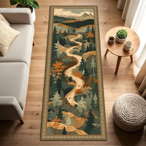 Puede incluir: Una alfombra larga y rectangular con un diseño de paisaje. Muestra un camino sinuoso a través de un bosque con árboles verdes, naranjas y marrones, que conduce a montañas bajo un cielo nublado. La alfombra tiene un borde decorativo.