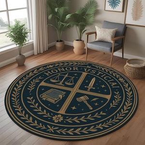 Op de afbeelding: Rond marineblauw tapijt met een gouden embleem met weegschalen, een zwaard, een boek en een hamer. De woorden "HONOR JUSTICIAE" zijn in goud. Het tapijt ligt op een houten vloer.