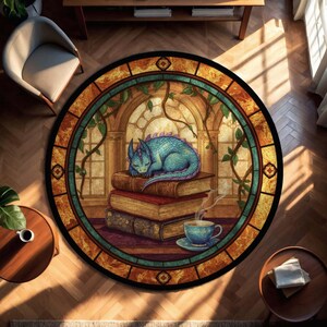 Tappeto con drago addormentato, accogliente arredamento da biblioteca fantasy con tè e libri, tappeto rotondo in stile vetrata, regalo per amanti dei libri, lettori e scrittori immagine 1