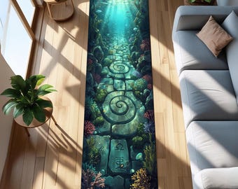 Puede incluir: Una esterilla de yoga rectangular con una escena submarina con un camino de piedra. El camino tiene diseños en espiral y símbolos astrológicos. La escena incluye coral, algas marinas y luz solar filtrándose a través del agua. La esterilla está diseñada para el ejercicio y la meditación.