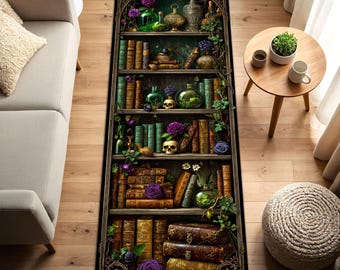 Op de afbeelding: Een rechthoekig vloerkleed met een gedetailleerde illustratie van een boekenplank vol antieke boeken, glazen flessen en paarse bloemen. Het vloerkleed heeft een donkere rand en een gotisch of fantasiethema.