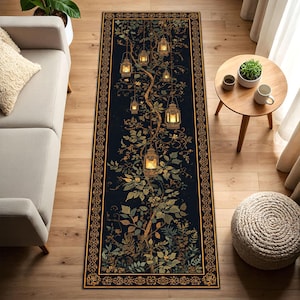 Könnte beinhalten: Ein rechteckiger Teppich mit dunkelblauem Hintergrund, der ein Baumdesign mit hängenden Laternen zeigt. Der Baum hat braune Äste und grüne Blätter mit mehreren leuchtenden Laternen. Der Teppich hat einen goldenen Rand mit einem verzierten Muster.