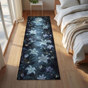 Fairycore vloerkleed met gloeiende lelies onder maanlicht | Mystiek nachttuintapijt | Donkere romantische gang Cottagecore haldecor afbeelding 4