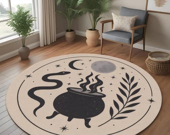 Op de afbeelding: Rond beige tapijt met een zwarte illustratie van een slang, ketel, maan, sterren en bladeren. Dit tapijt is een decoratieve vloerbedekking, ideaal voor een woonkamer of slaapkamer.