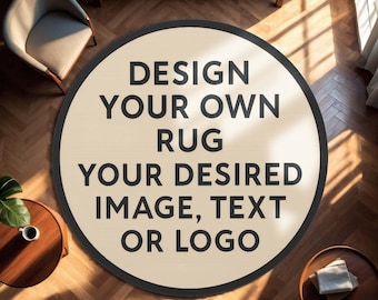 Puede incluir: Una alfombra redonda con un centro color crema y un borde negro. La alfombra presenta el texto "DESIGN YOUR OWN RUG YOUR DESIRED IMAGE, TEXT OR LOGO" en negro. La alfombra se muestra sobre un suelo de madera.