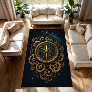 Puede incluir: Una alfombra rectangular con un diseño steampunk. La alfombra presenta una gran brújula dorada rodeada de engranajes sobre un fondo azul oscuro. La brújula tiene una esfera detallada con un patrón de estrellas y un borde dorado.