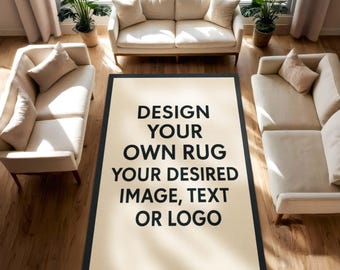 Puede incluir: Una alfombra rectangular con un centro color crema y un borde negro se muestra en un salón. La alfombra presenta el texto "DESIGN YOUR OWN RUG YOUR DESIRED IMAGE, TEXT OR LOGO" en negro. La habitación incluye sofás beige, plantas y suelo de madera.