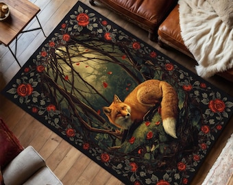 Puede incluir: Alfombra rectangular con una ilustración de un zorro en un bosque. La alfombra tiene un borde negro con rosas rojas. El zorro es naranja y blanco, y el bosque tiene tonos verdes y marrones. Ideal para el salón.