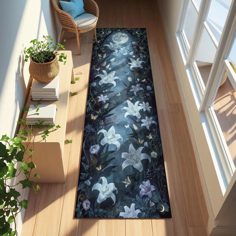 Fairycore vloerkleed met gloeiende lelies onder maanlicht | Mystiek nachttuintapijt | Donkere romantische gang Cottagecore haldecor afbeelding 2