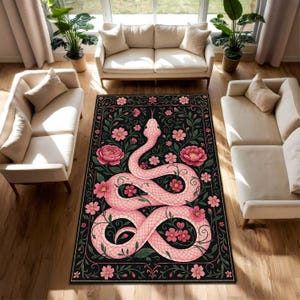 Peut inclure: Tapis rectangulaire avec un motif de serpent rose sur fond noir. Le serpent est entouré de fleurs roses et de feuilles vertes. Le tapis a une bordure décorative et est placé dans un salon.