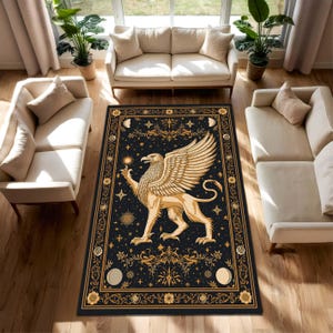 Könnte beinhalten: Ein rechteckiger, schwarzer Teppich mit einem goldenen Greifen-Design. Der Greif, ein Fabelwesen mit Adlerkopf und Löwenkörper, hält eine Sonne. Der Teppich hat einen himmlischen Rand mit Sternen, Monden und floralen Akzenten.