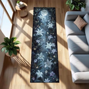 Fairycore vloerkleed met gloeiende lelies onder maanlicht | Mystiek nachttuintapijt | Donkere romantische gang Cottagecore haldecor afbeelding 1
