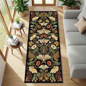 Könnte beinhalten: Ein schwarzer Läufer mit einem Blumen- und Mottenmuster. Der Teppich hat cremefarbene Blumen, grüne Blätter und orangefarbene Akzente. Mehrere Motten sind symmetrisch auf dem Teppich platziert. Der Teppich ist rechteckig.